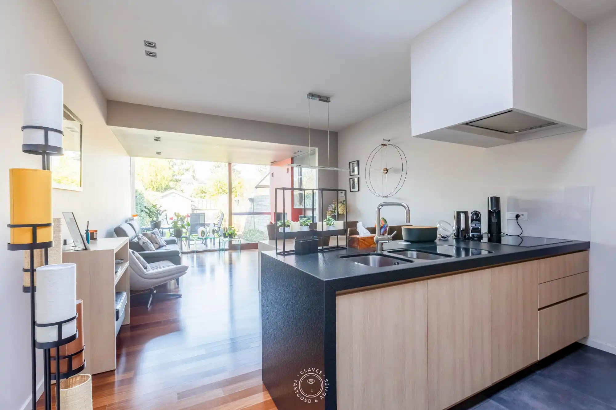 Moderne totaalrenovatie achter charmante en authentieke gevel foto {{pictureIndex}}