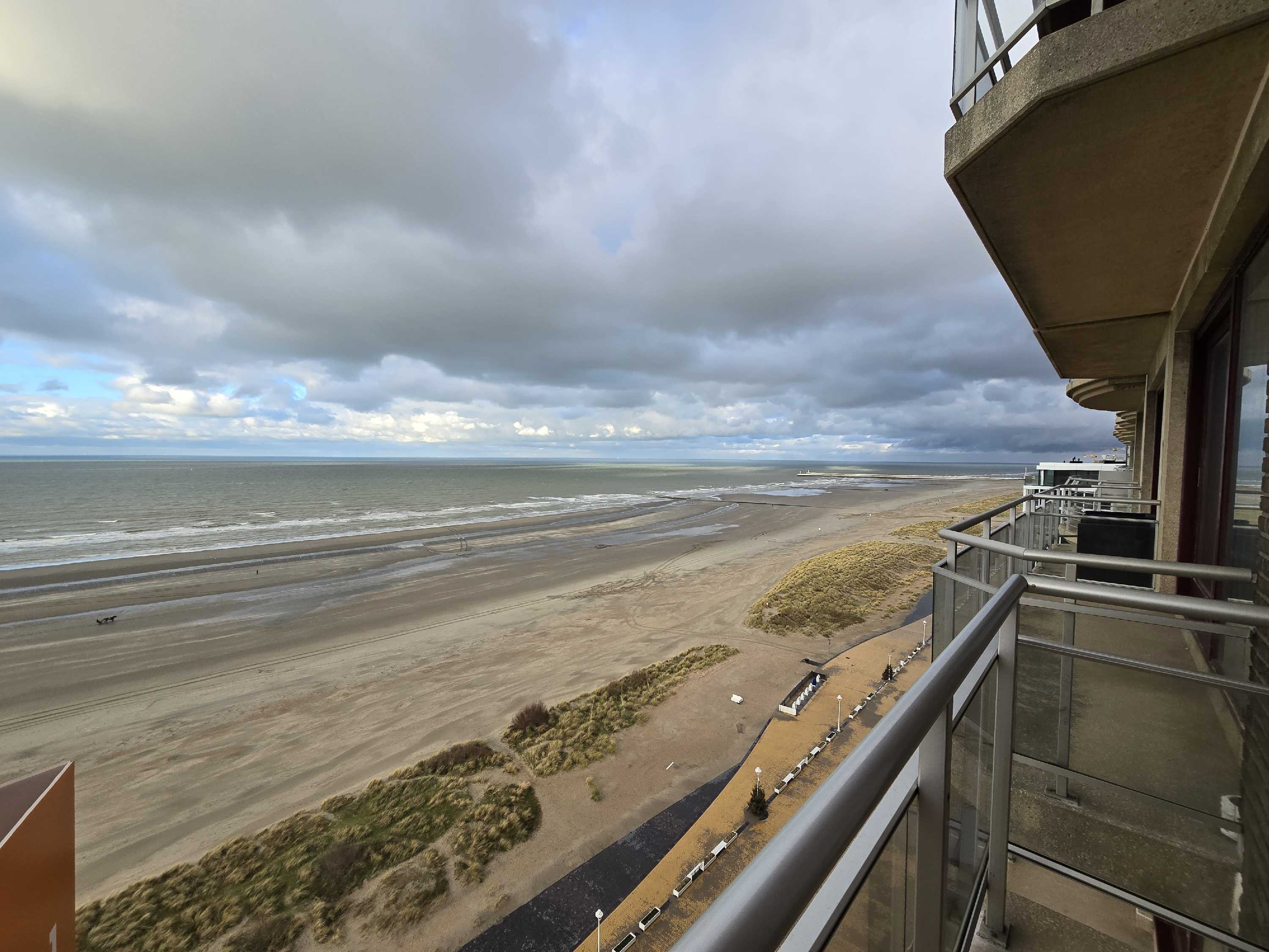 Instapklaar appartement met frontaal zeezicht te Nieuwpoort foto {{pictureIndex}}