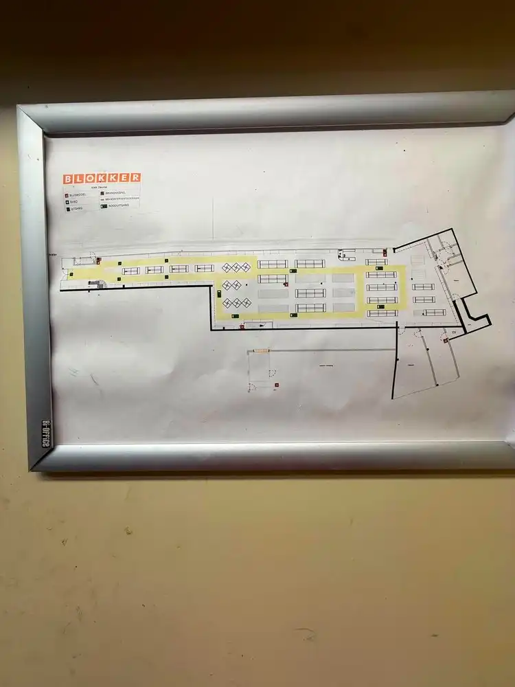 COMMERCIEEL GELIJKVLOERS 741M2  + APPARTEMENT. foto 17