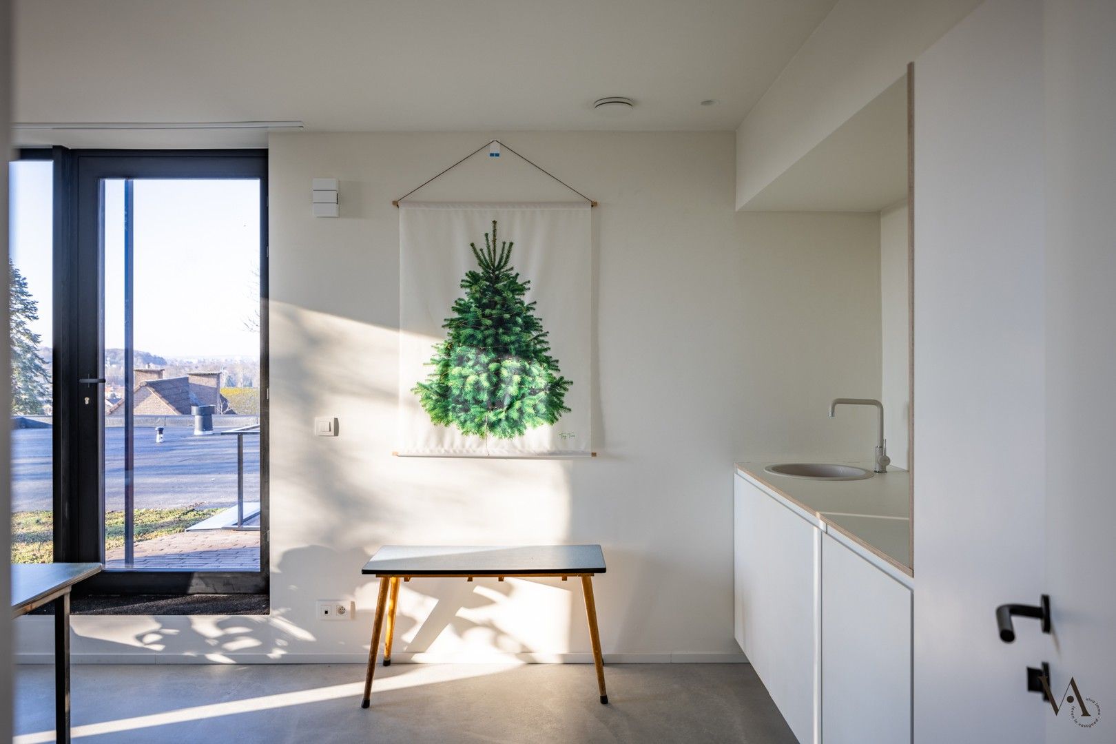 Compacte kantoor- of bureauruimte met eigen ingang in het groen foto 3