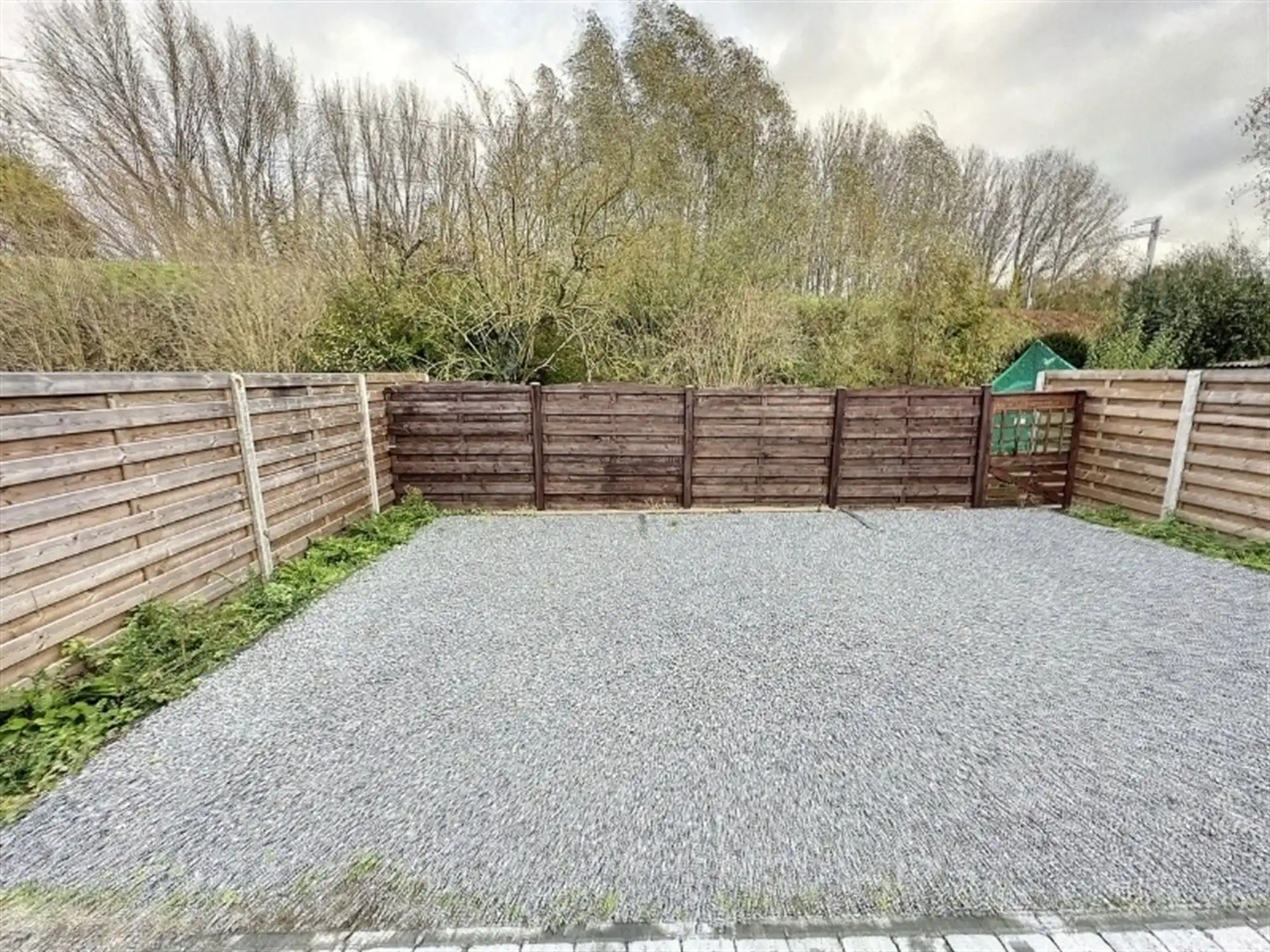 Twee autostaanplaatsen nabij het station van Denderleeuw. foto {{pictureIndex}}