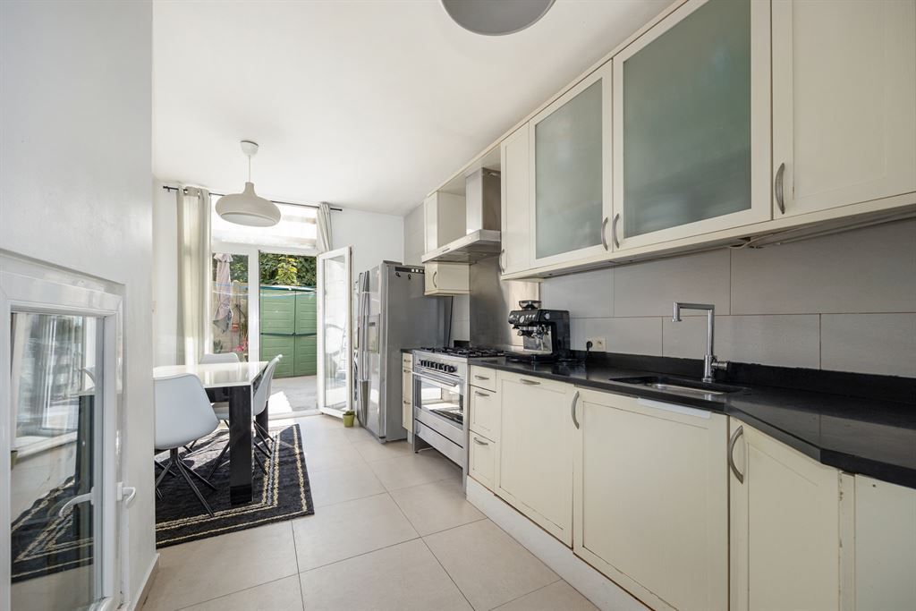 Ruime woning met 4 slaapkamers en stadskoer foto 6