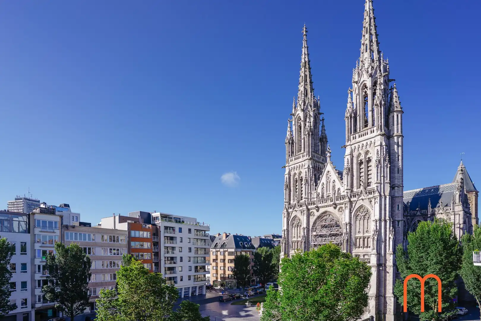 Instapklaar appartement met uniek uitzicht op de Sint-Petrus-en-Pauluskerk te koop – centrum Oostende foto {{pictureIndex}}