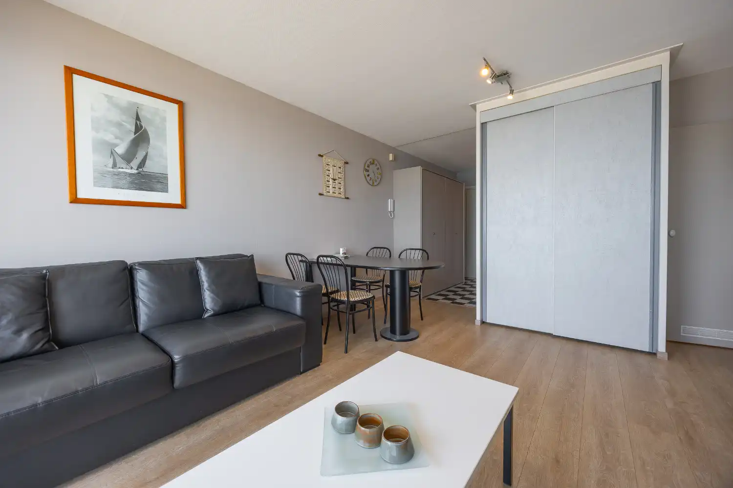 Knusse studio met frontaal zeezicht in gebouw met tal van faciliteiten foto 8