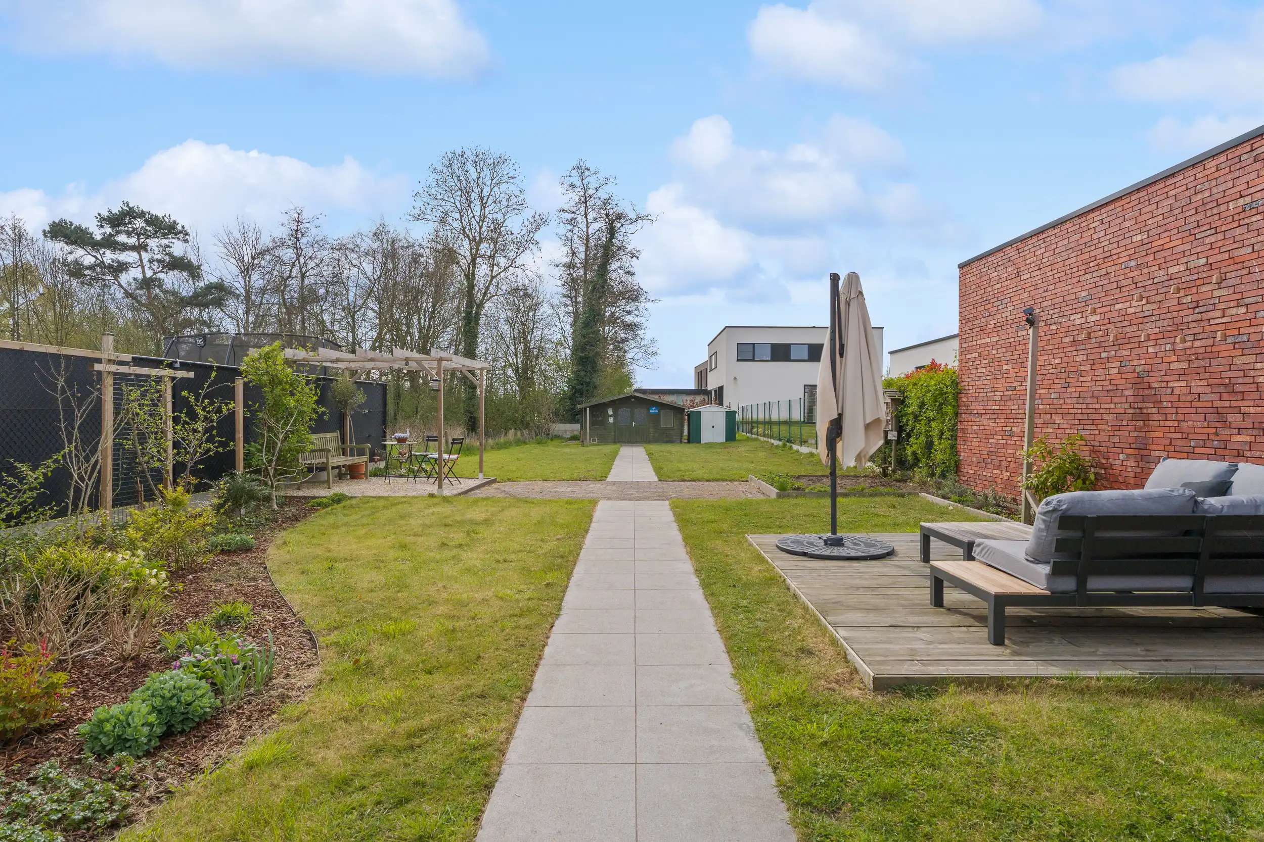 Ruime gezinswoning met 4 slpk, zonnepanelen & zonnige tuin foto 16