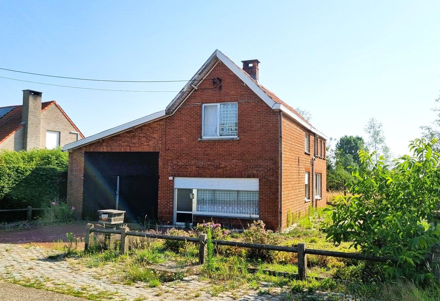 Hoofdfoto van de publicatie: Te renoveren woning op 432m², 3 slaapkamers en ruime garage aanbouw