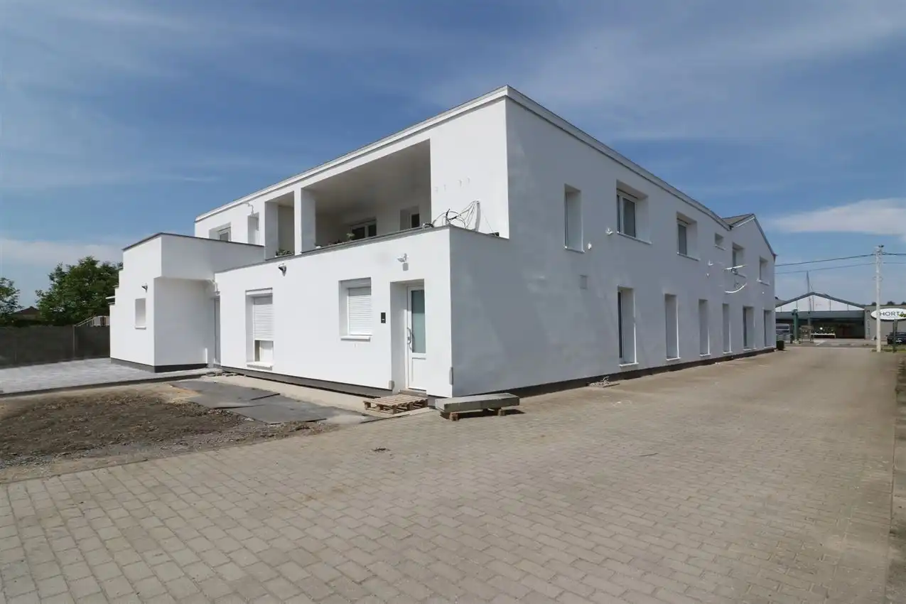 Gunstig gelegen, vernieuwd app. met 3 slpk., 2 badk. en garage foto {{pictureIndex}}