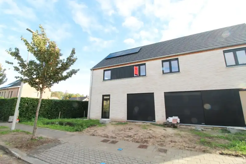 Energiezuinige nieuwbouwwoning te huur in rustige wijk te Eeklo foto {{pictureIndex}}