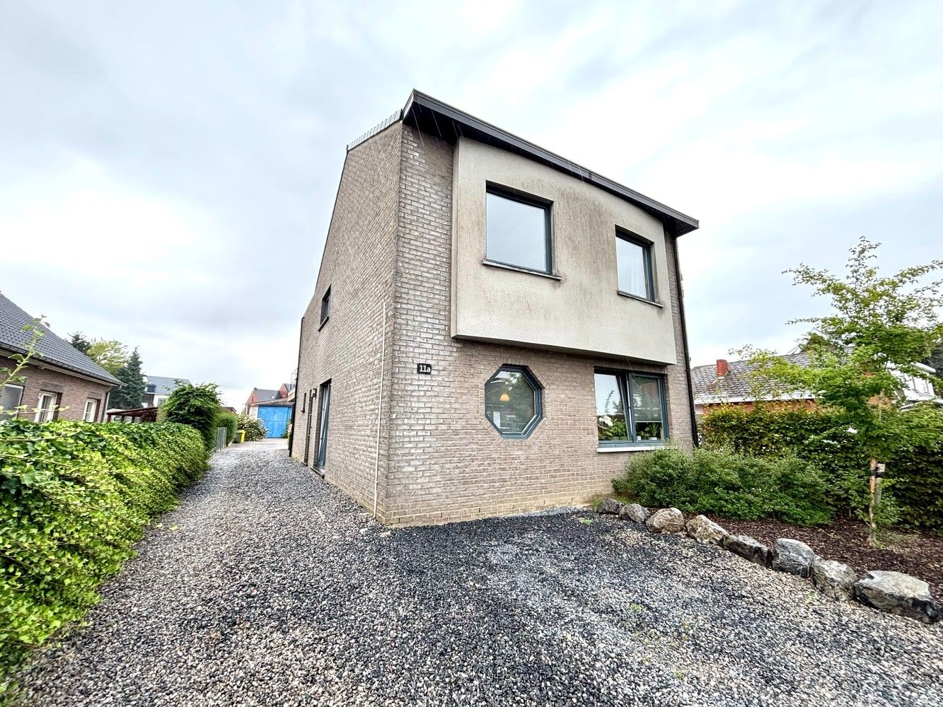 Instapklaar gelijkvloers appartement met aparte ingang, tuin en 2 staanplaatsen te Emblem! foto 17