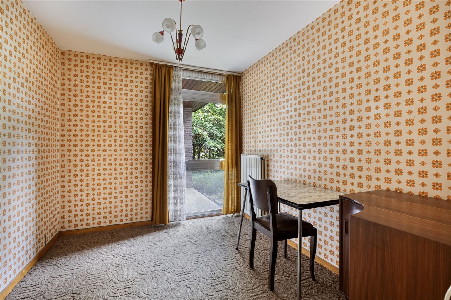 Vrijstaande woning in 70s stijl op een uniek perceel van 15a93ca met 5 slaapkamers, inpandige garage en riante tuin, gelegen op een rustige toplocatie nabij het centrum van Maaseik. foto 16