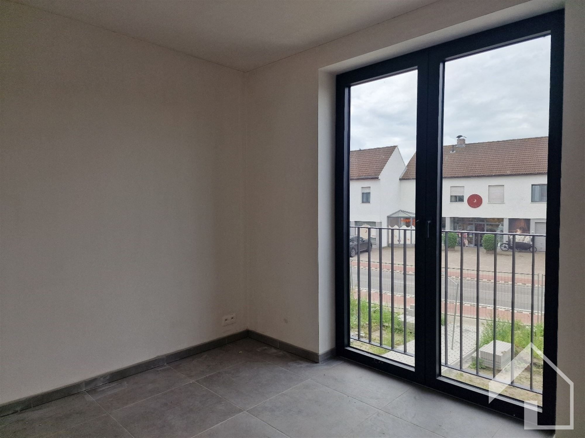 Nieuwbouwappartement op 1e verdieping met lift, 2 slaapkamers, autostaanplaats en kelder foto 8