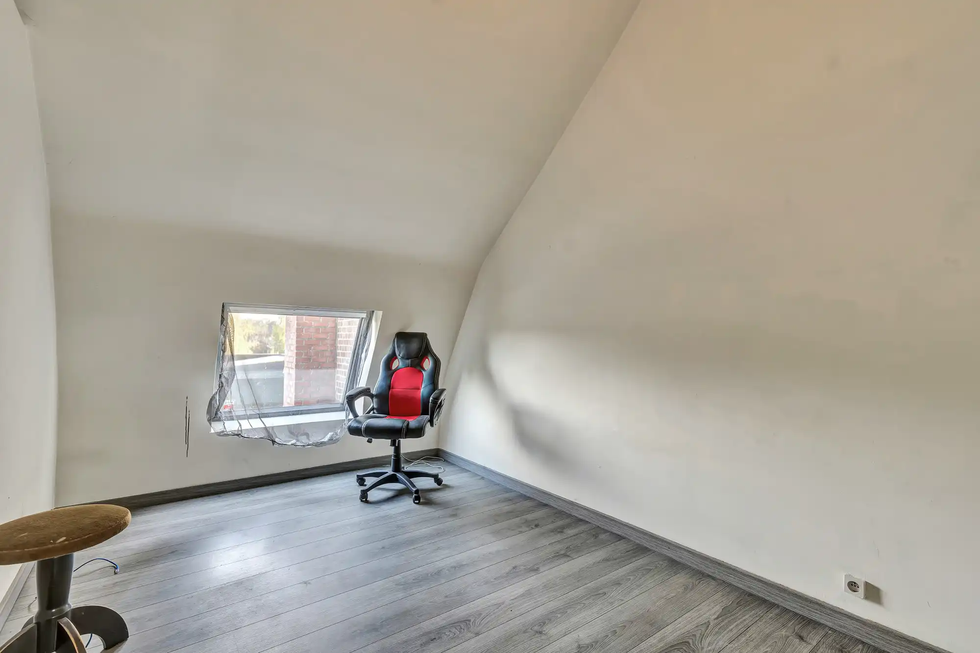 Te renoveren halfopen woning met ruime garage en grote tuin foto 11