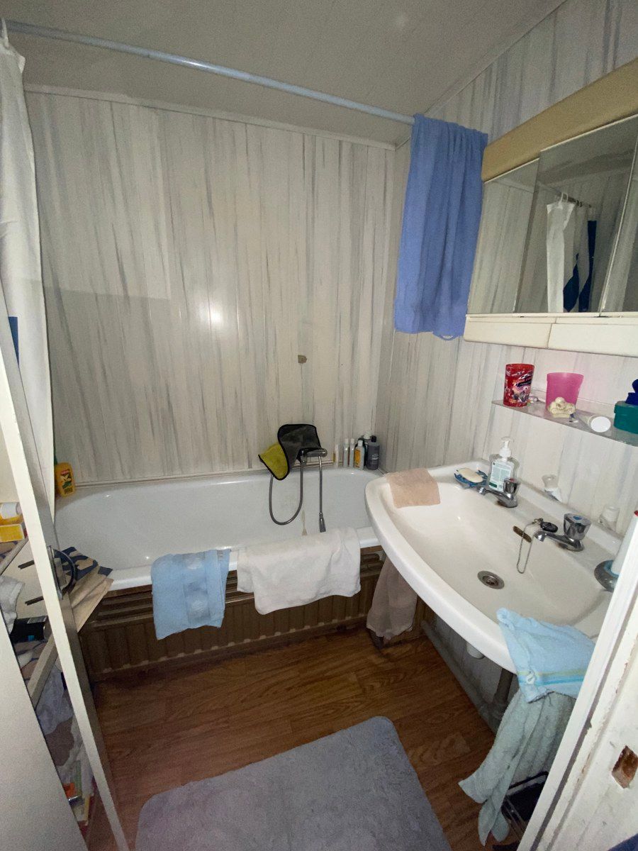 Zeer goed gelegen te renoveren woning foto 6