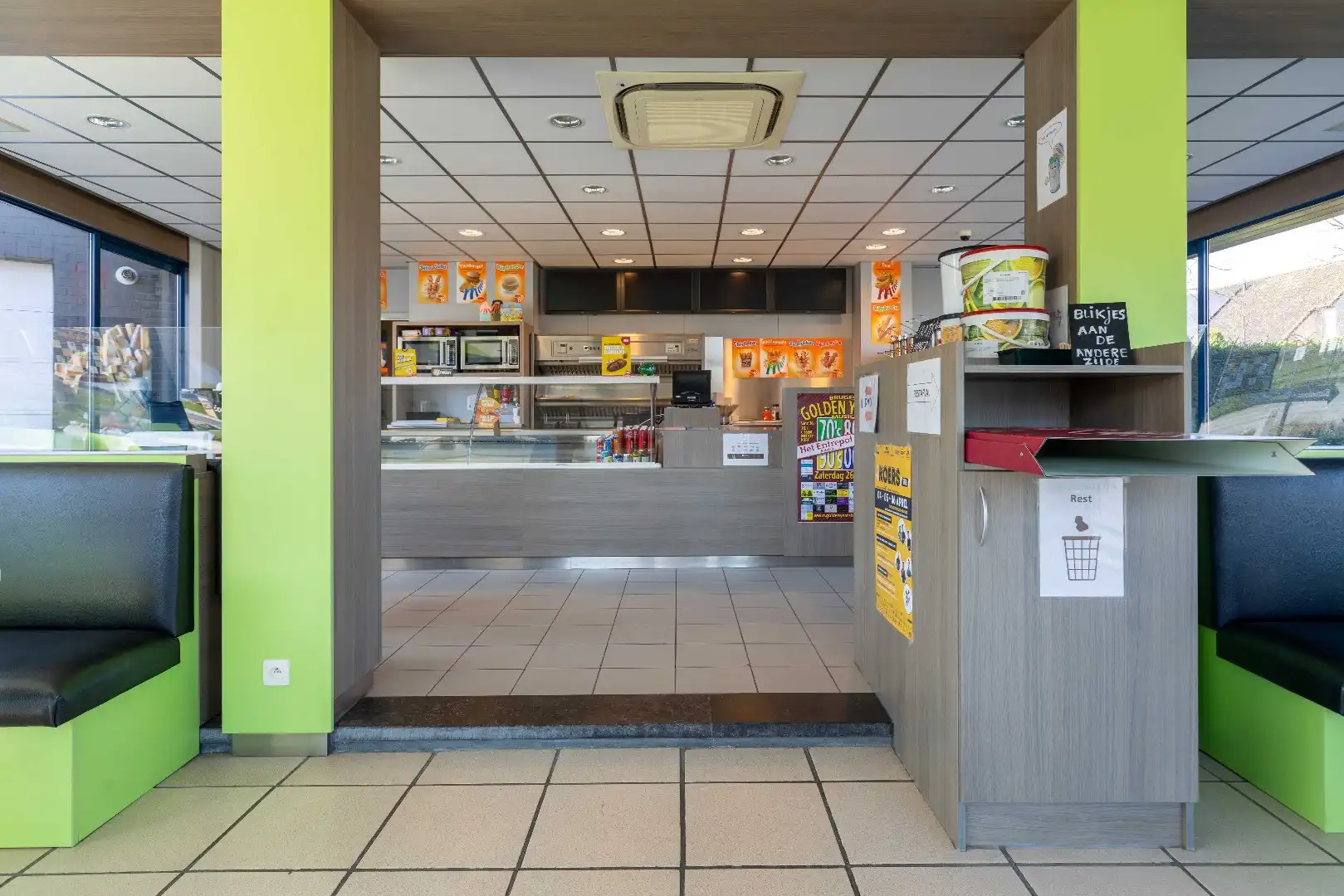 Puur frituur, uiterst goed gelegen met woonst en parking te Sint-Jozef! foto 2