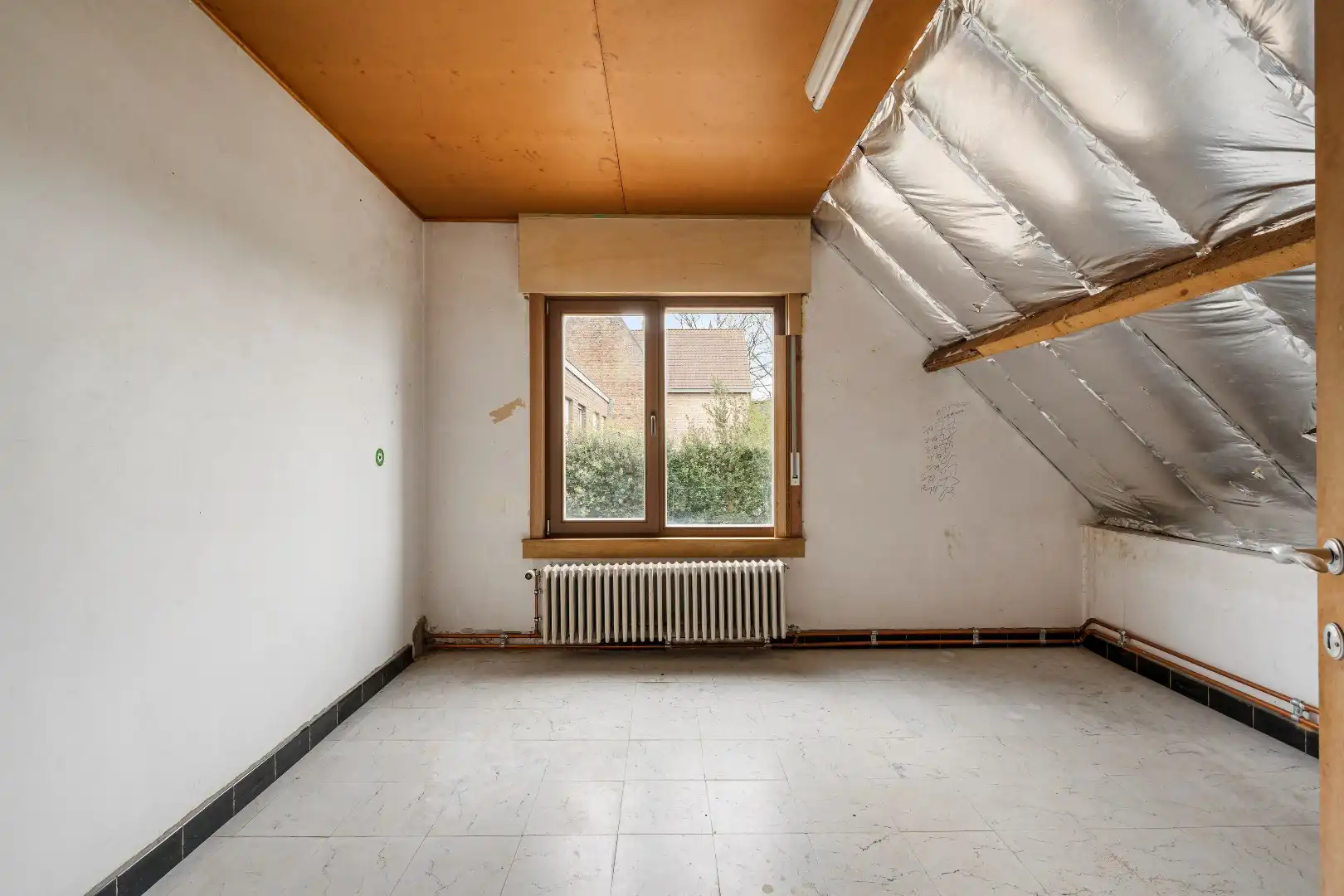 Ruime woning met 4 slaapkamers, loods en tuin met prachtig uitzicht. foto 15