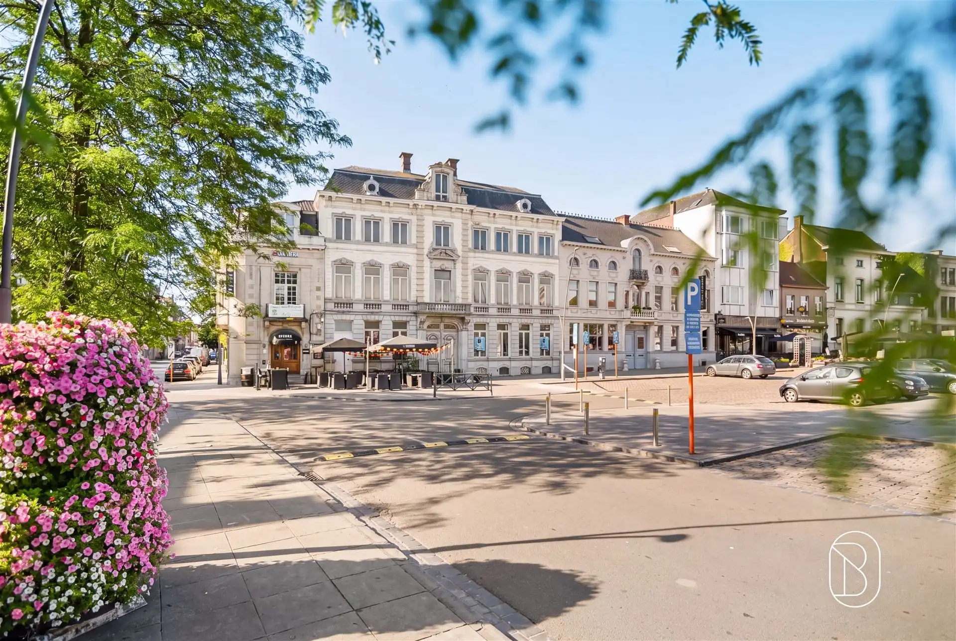 Statige herenwoning (1.000 m²) op de Markt in Ronse foto 2
