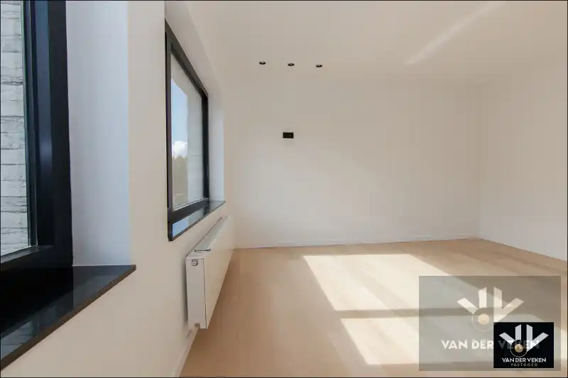 Volledig gerenoveerde, instapklare en energiezuinige rijwoning met 4 slaapkamers, 2 badkamers, zonnig terras, omheinde tuin en toegang achteraan net buiten de Grote Ring van Hasselt. foto 15