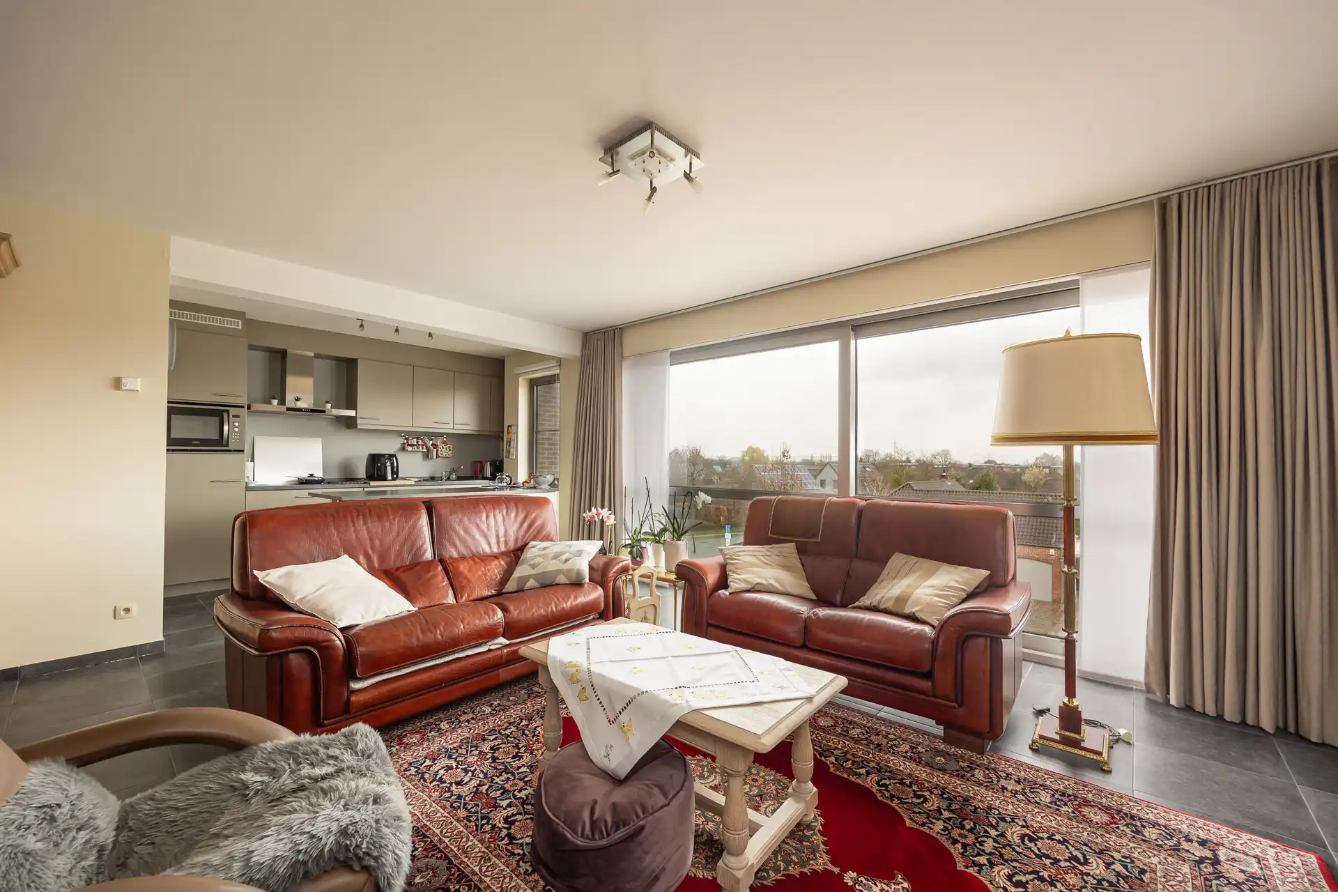 Ruim recent app. (2013 ) met 2 slpk's en garagebox foto 3