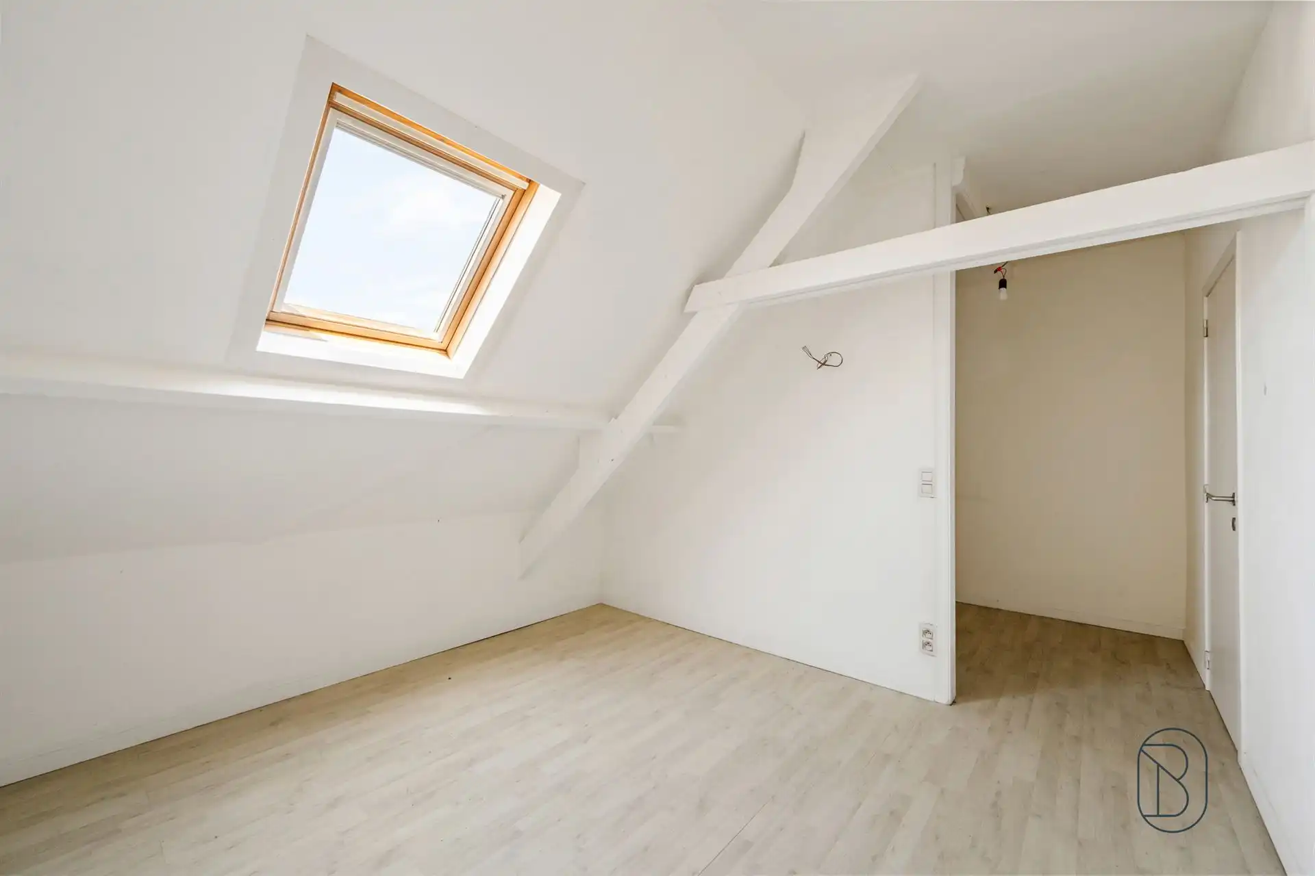 Ruime gezinswoning met 4 slaapkamers en grote tuin! foto 21