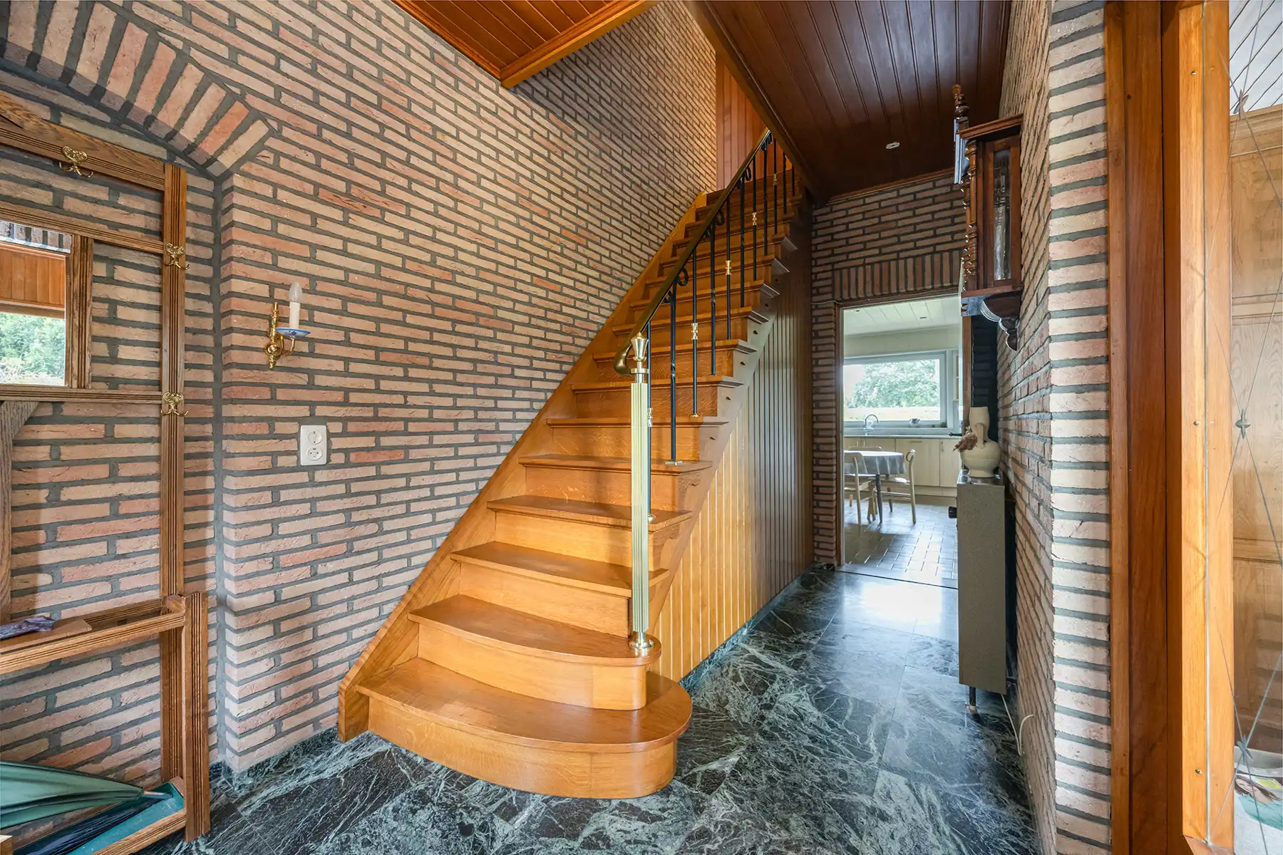 Landhuis met private tuin, vier slaapkamers en twee garages foto 2