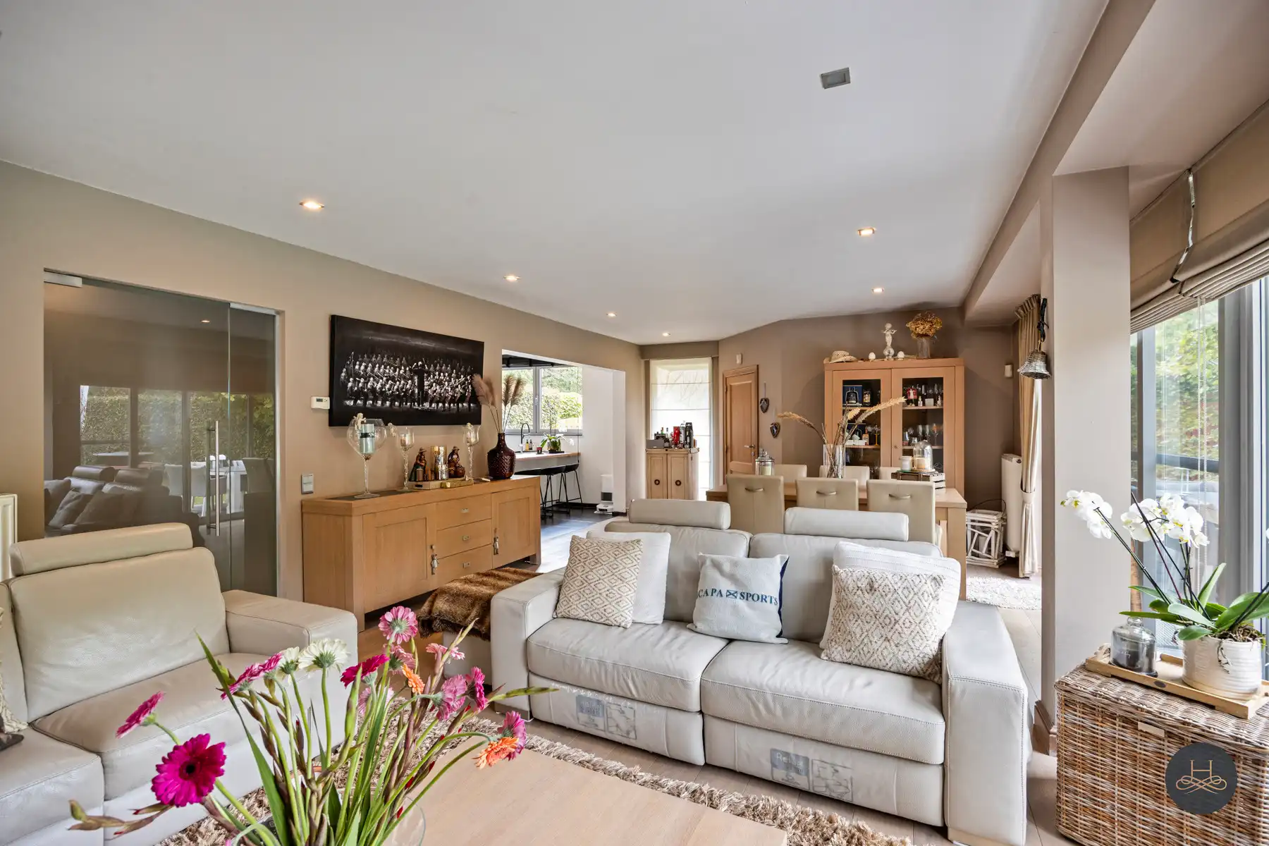 Imposante ruime villa met zwembad en een prachtige tuin foto 16