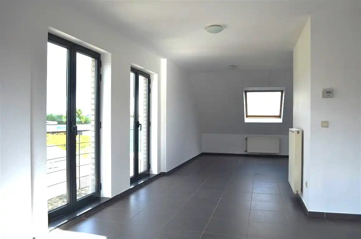 Ruim appartement van bouwjaar 2004 met twee slaapkamers, ondergrondse autostaanplaats en kelder. foto 5