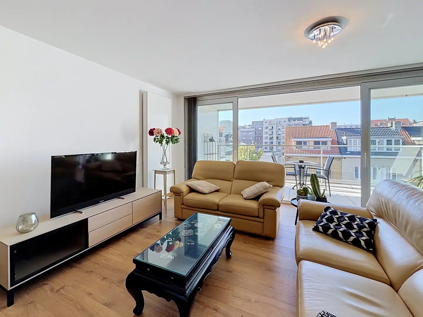 Lichtrijk woonappartement met ruim terras vlak bij zee.  foto 7