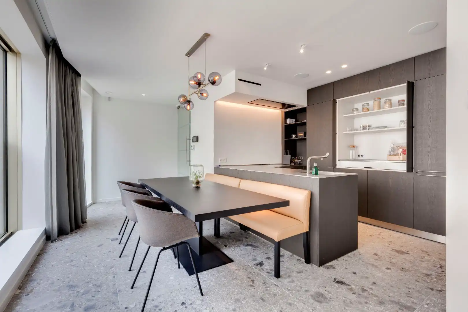 Gemeubeld en luxueus appartement  met parking te Kouterdreef  foto 4