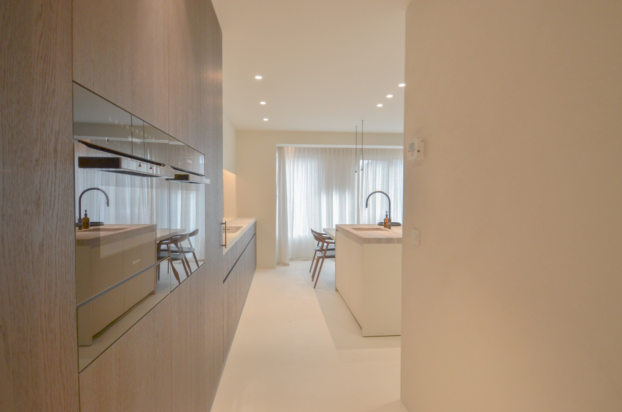 Uitzonderlijk ,tijdloos volledig gerenoveerd appartement met een open zicht . foto 10