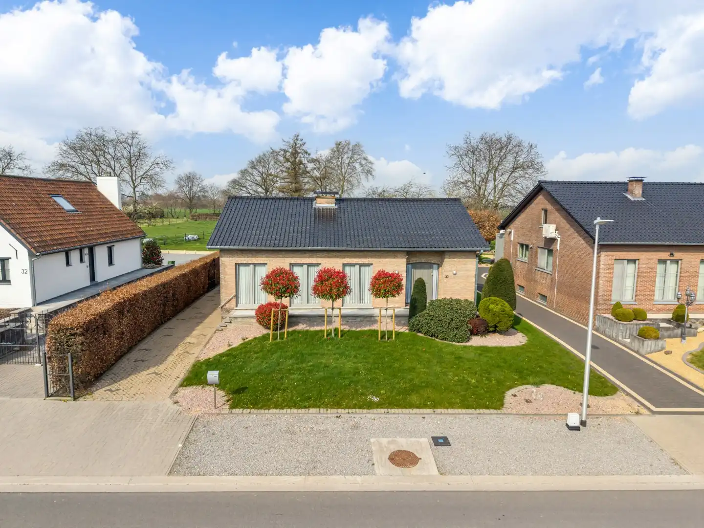 Zeer goed onderhouden gelijkvloerse gezinswoning op een riant perceel van 19a75ca op een rustige locatie te Schalkhoven, een deelgemeente van Hoeselt.  foto 3