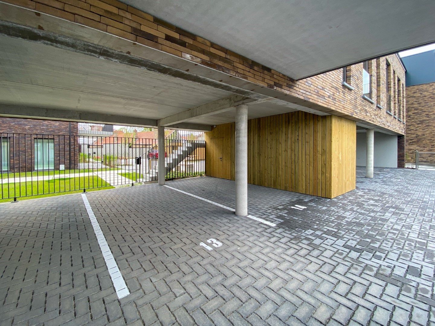 Afgesloten en overdekte staanplaats in het centrum foto 7