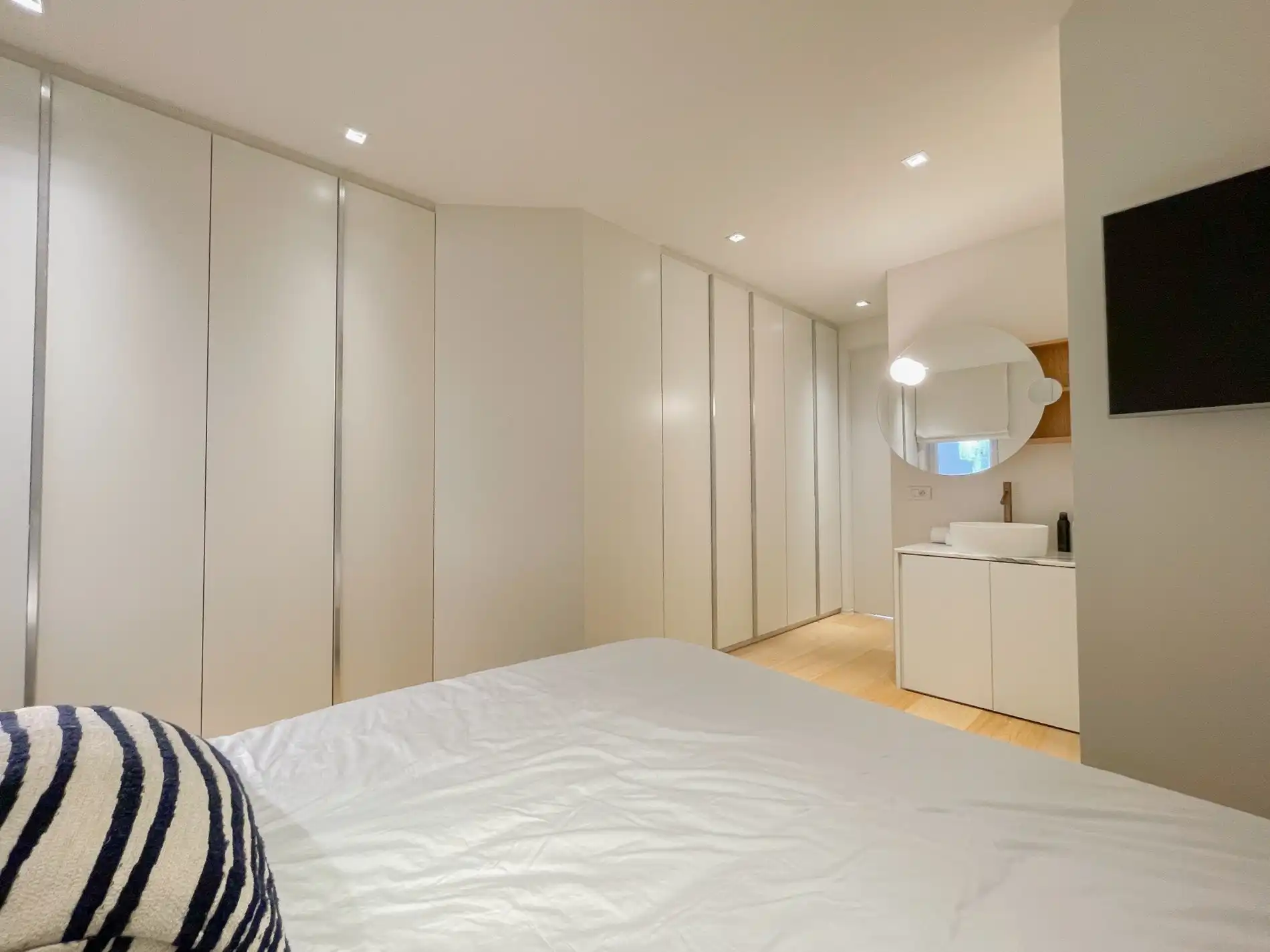 Appartement met zijdelings zeezicht en een ruim zuidwest gericht terras. foto 12