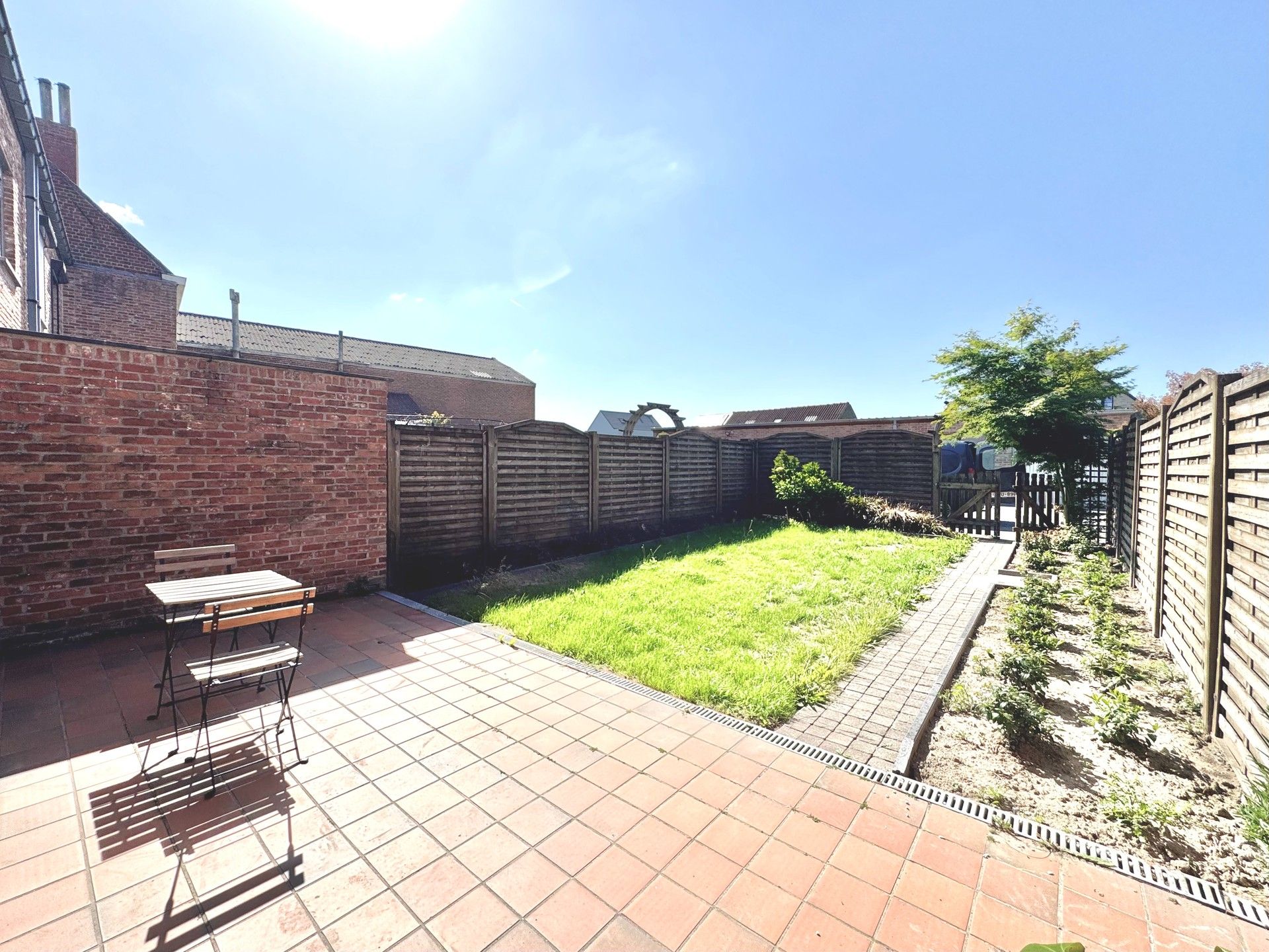 INSTAPKLARE WONING MET 3 SLPKS, TUIN & DUBBELE GARAGE foto 4