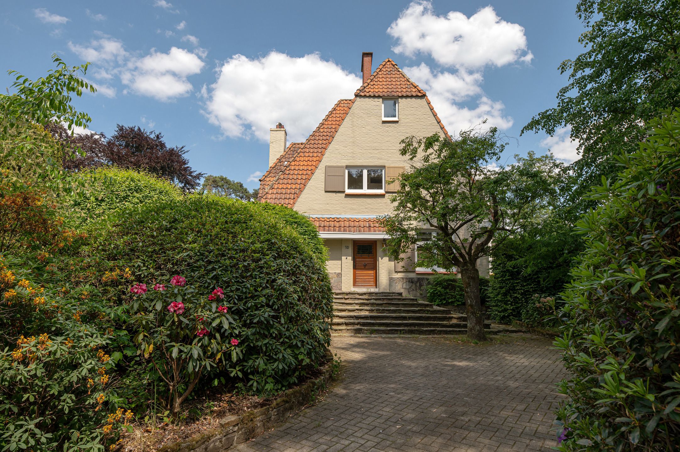 Een charmante villa met ruime tuin op ca. 1650m²!   foto {{pictureIndex}}