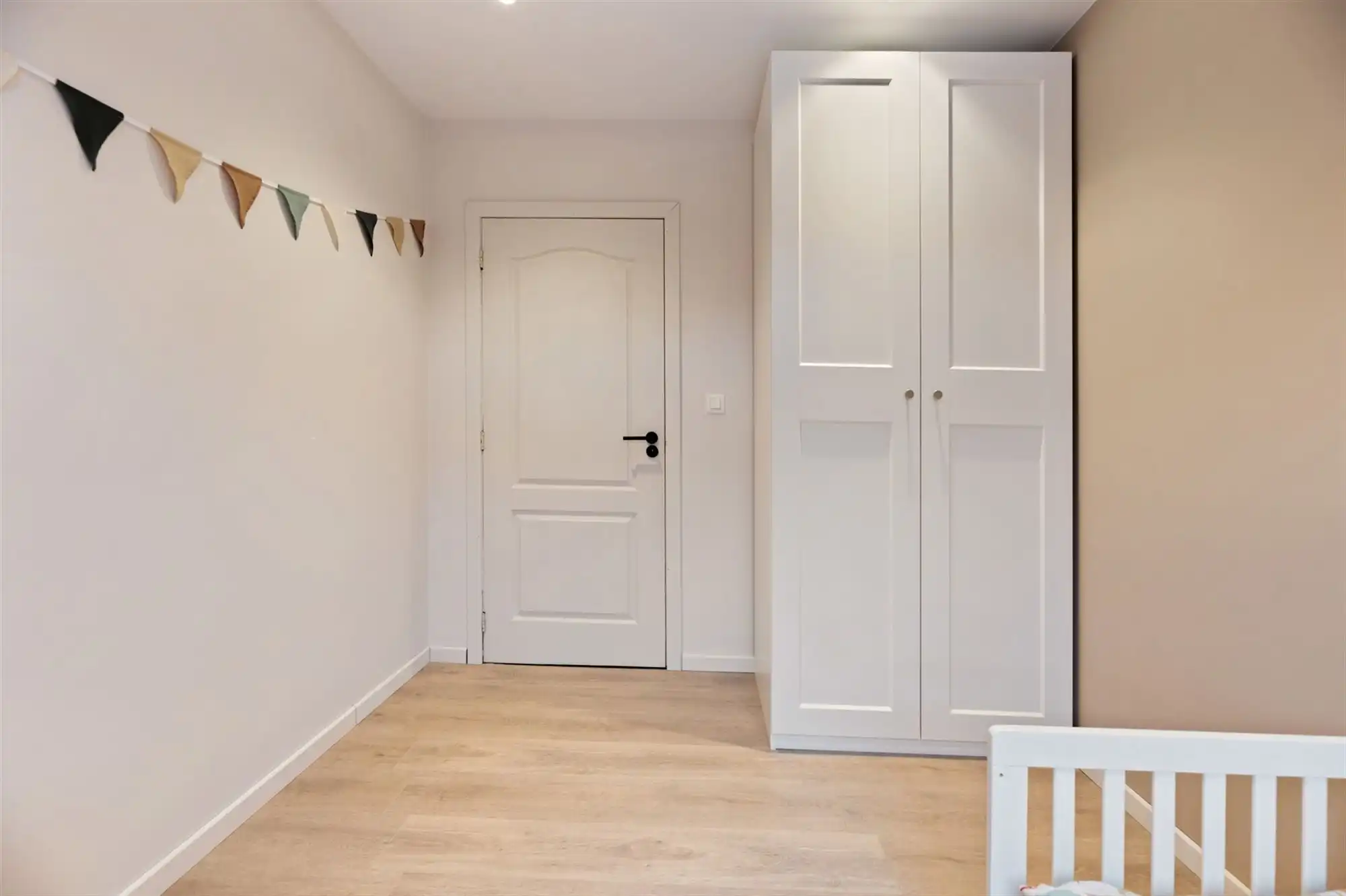 INSTAPKLARE GELIJKVLOERSE WONING MET RUIME GARAGE OP 2191M2 foto 17