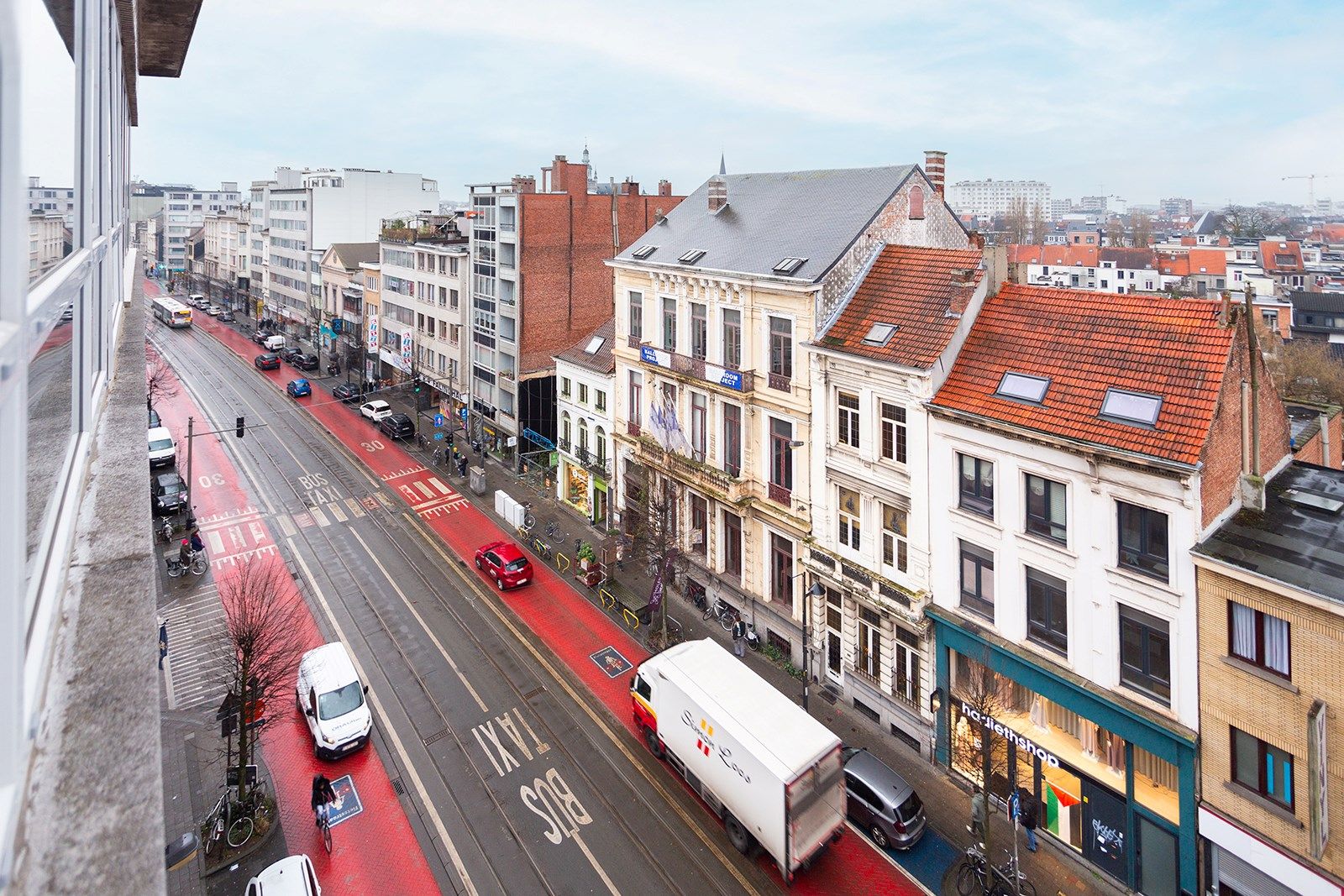 Instapklaar en ruim appartement met 2/3 slpks en terras foto 6