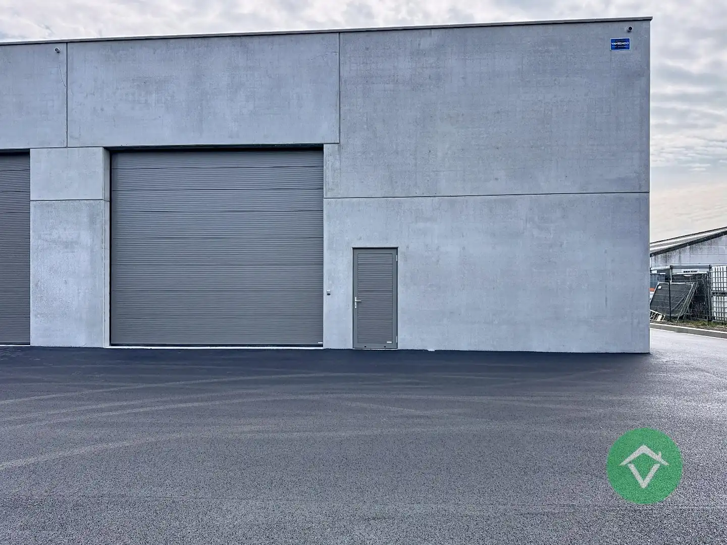 Nieuwbouw loods KMO-UNIT te koop – 192 m² met 2 parkeerplaatsen inbegrepen op de industriezone te Aartrijke foto 2