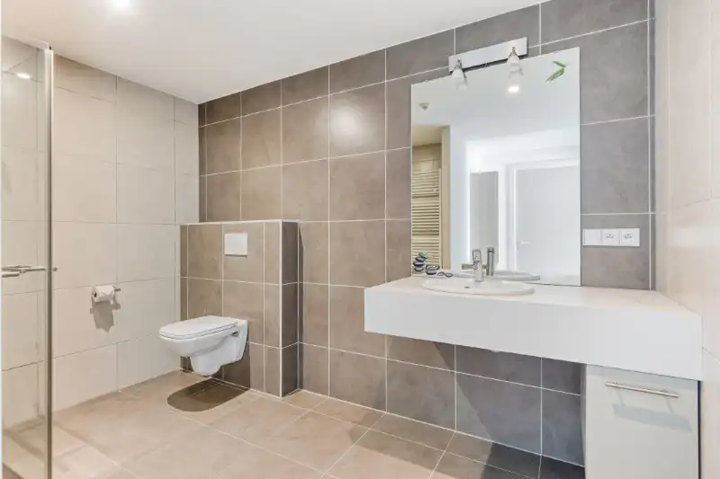 Ruime serviceflat met 1 slaapkamer (100 m²) voor eigen gebruik of als investering foto 10
