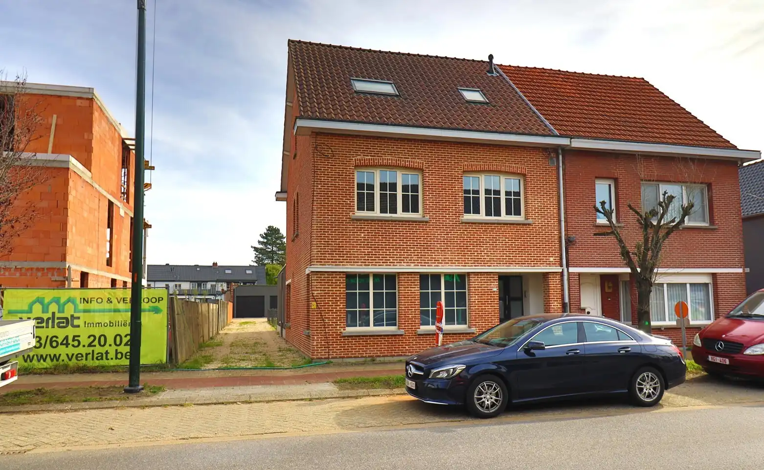 Opbrengsteigendom bestaande uit 2 appartementen en 3 garageboxen foto {{pictureIndex}}
