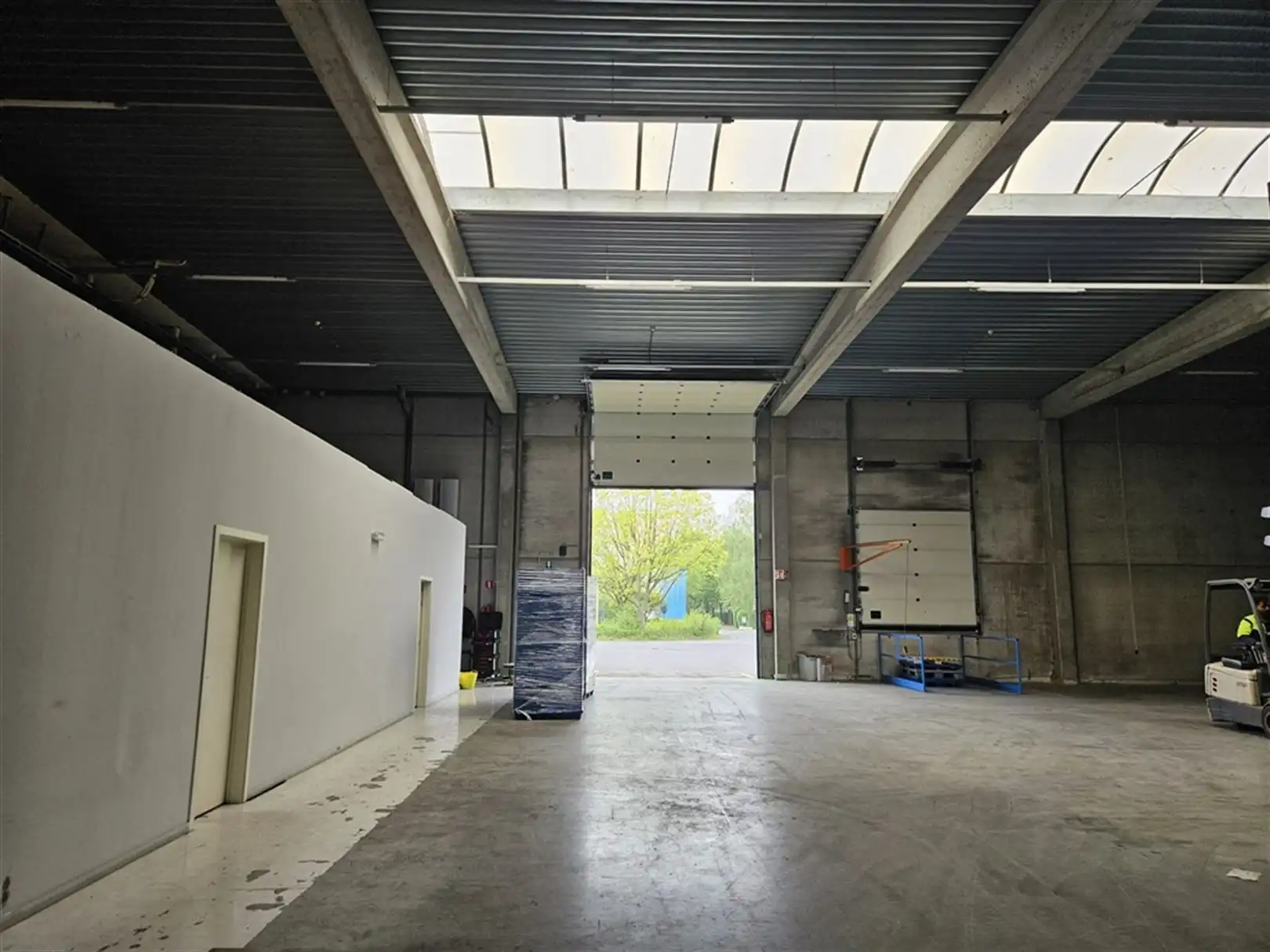 Magazijn met kantoor en verhard terrein te Desteldonk foto 14