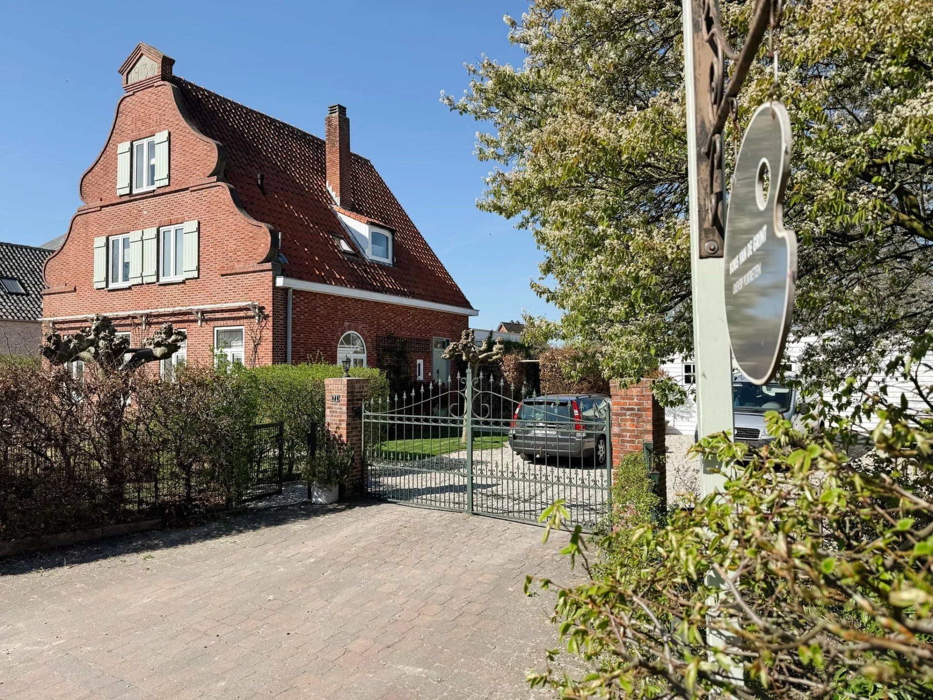 Hoofdfoto van de publicatie: Karaktervolle klokgevel-woning uit 1932 aan de rand van Lommel centrum op een ruim perceel van 1203 m².