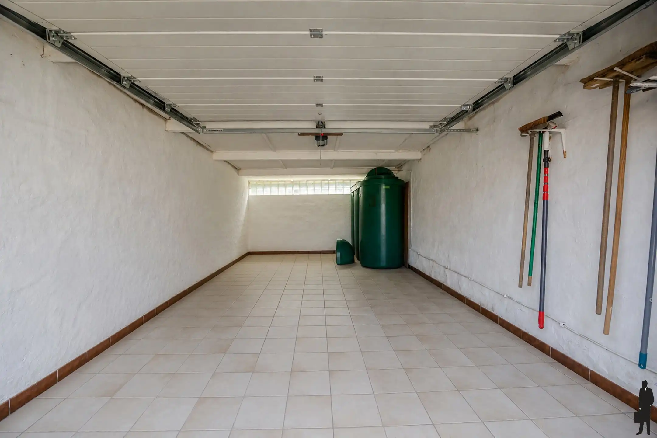 Gezinswoning met veranda, garage en tuin op topligging  foto 17