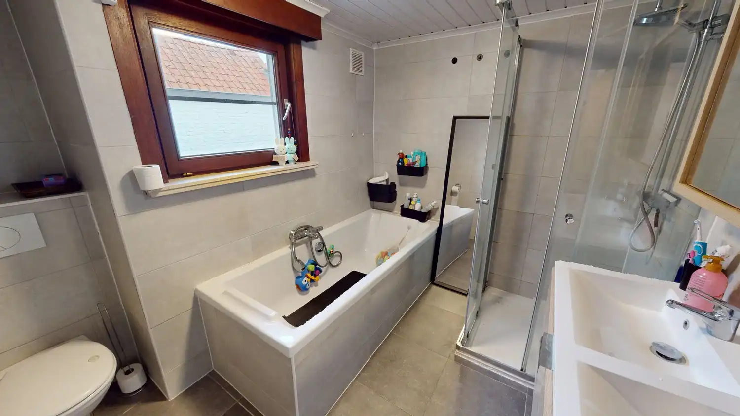 Gerenoveerde gezinswoning met 4 slaapkamers foto 7