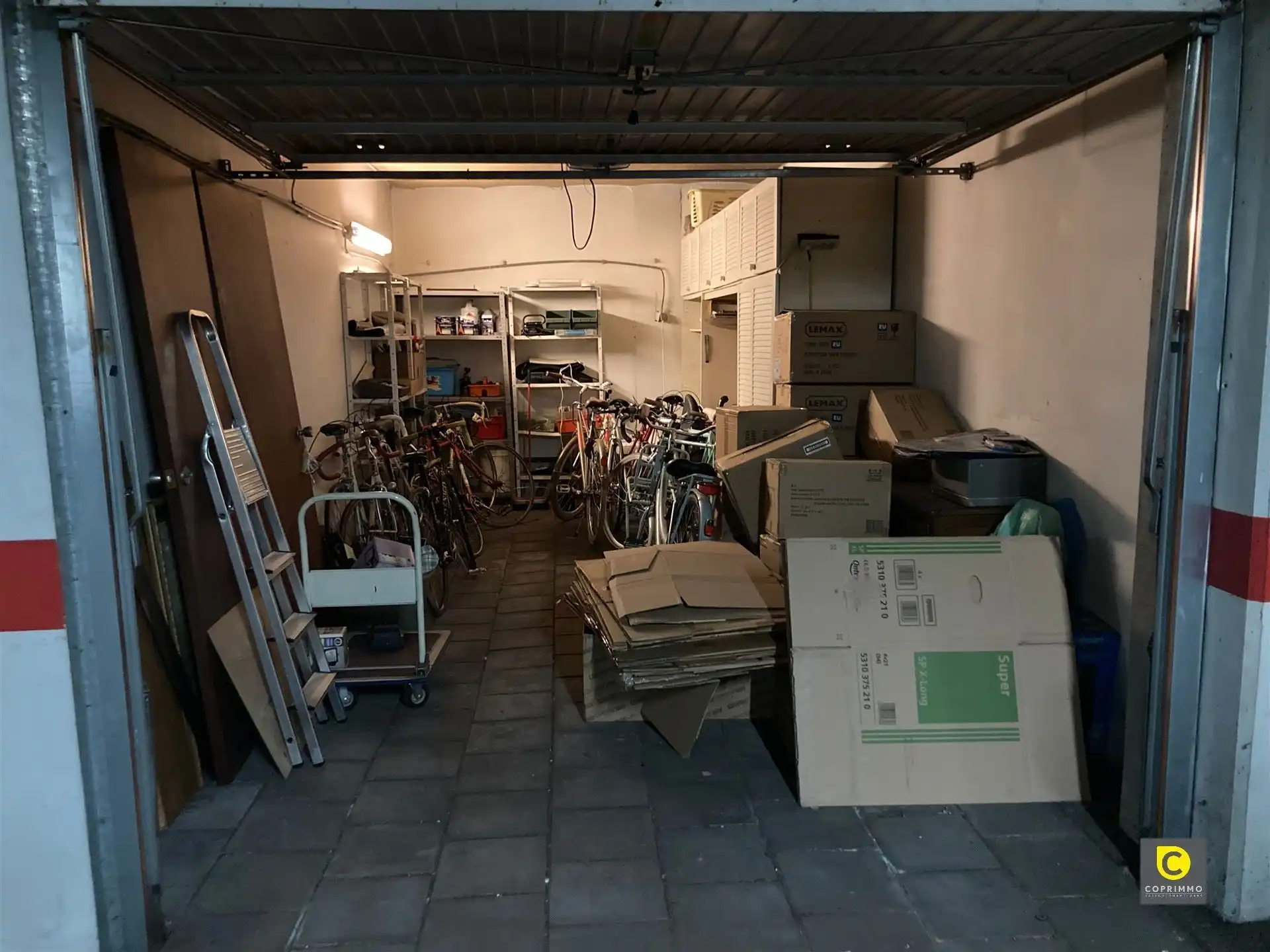 Ruime ondergrondse garagebox met elektrische poort! foto 3