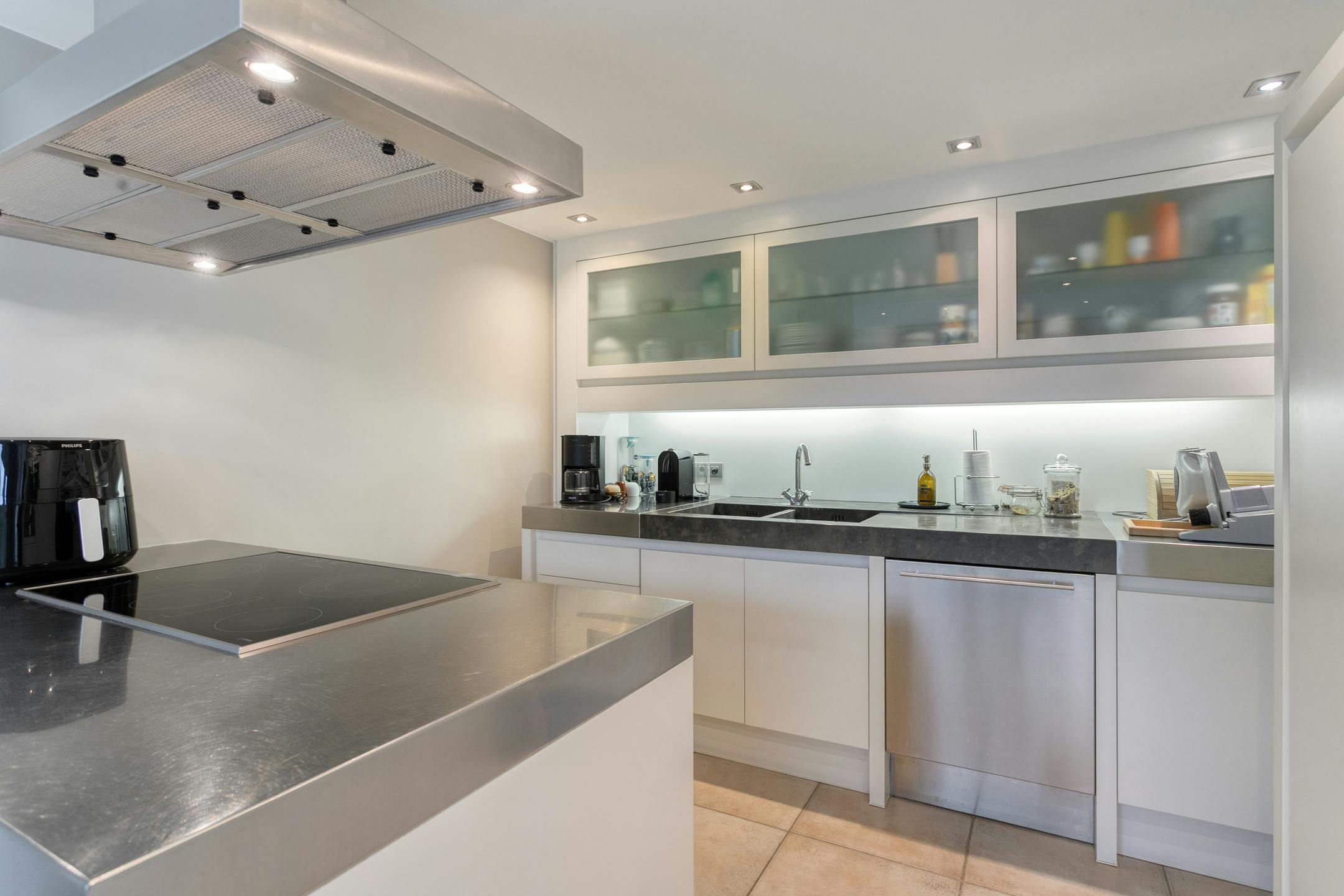 Instapklaar huis met 4 slaapkamers en zwembad in Koolkerke foto 8