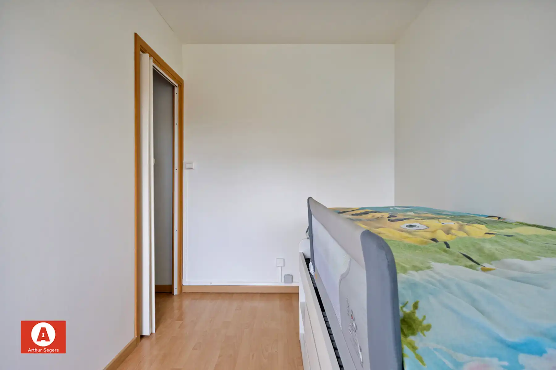 Halfopen woning in doodlopende, rustige straat foto 19