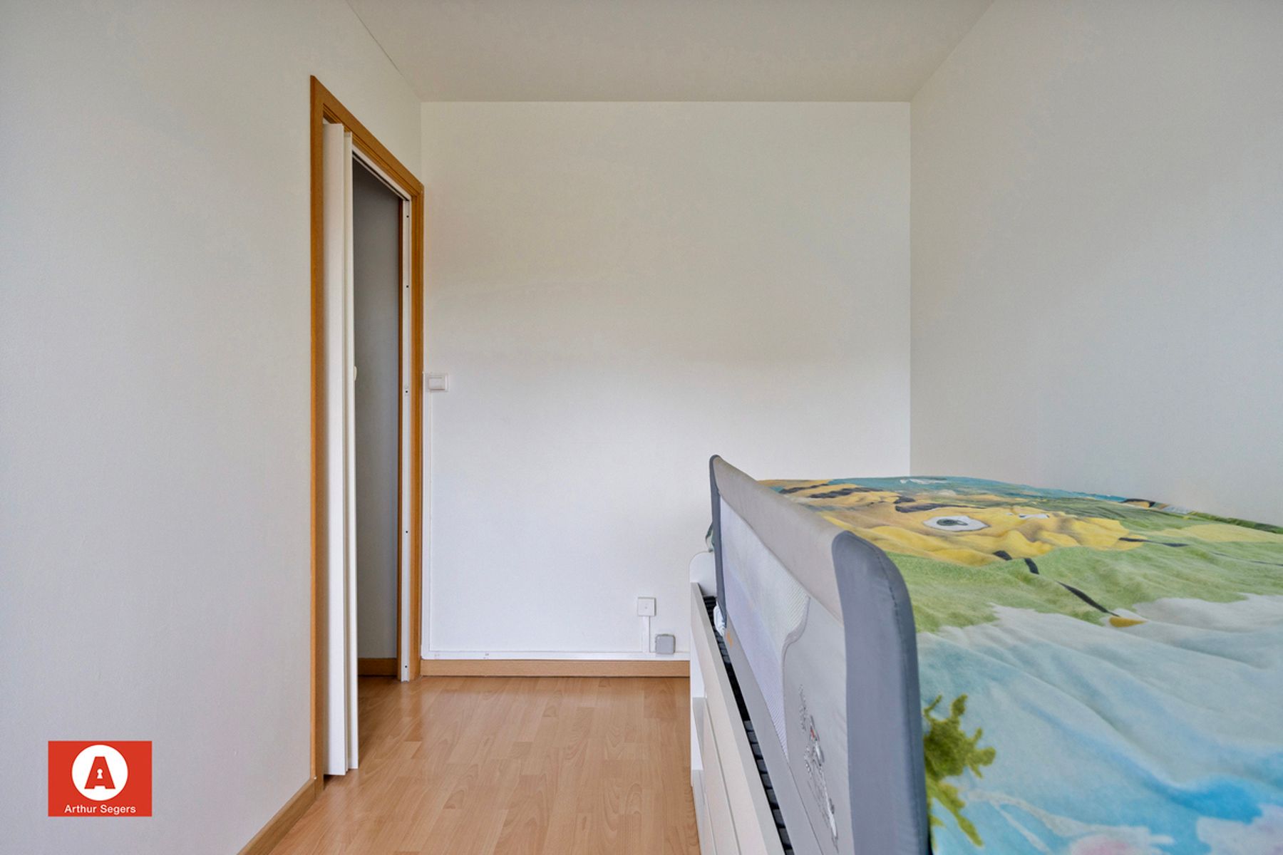 Halfopen woning in doodlopende, rustige straat foto 19