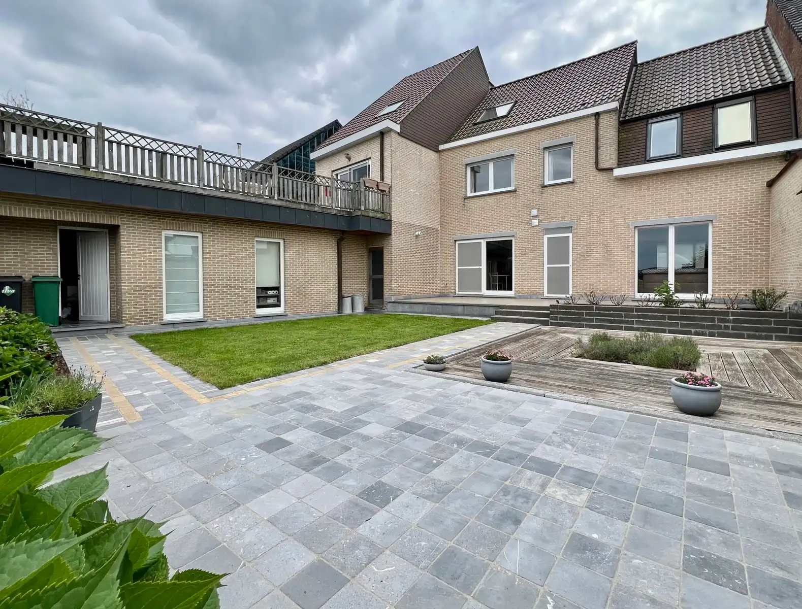 Ruime woning met 6 slk, 2 badk, 2 keukens en dubbele garage foto 11