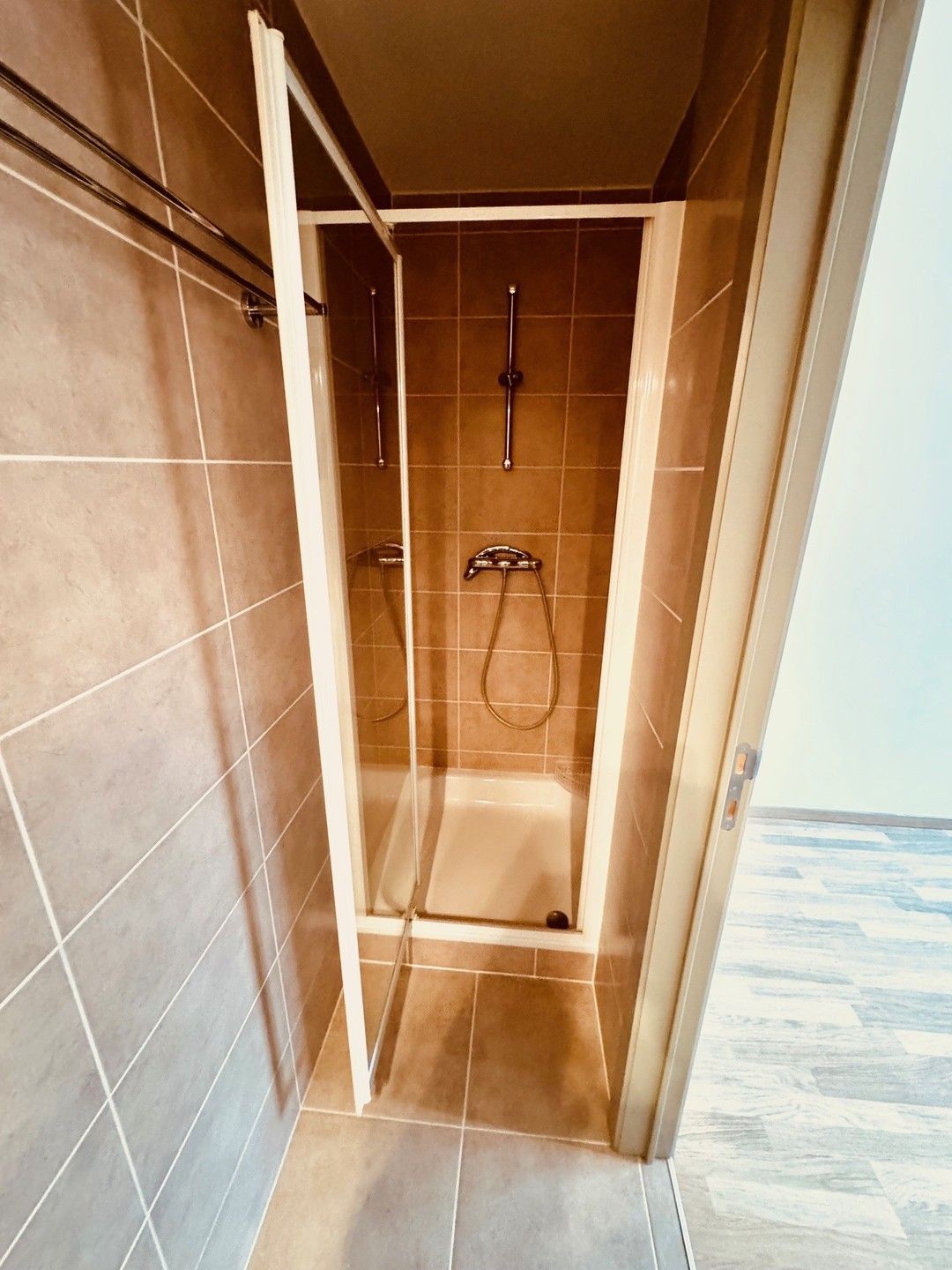 Verzorgd en instapklaar éénslaapkamerappartement te koop in het hart van De Haan, op wandelafstand van winkels, openbaar vervoer en andere voorzieningen. foto 7