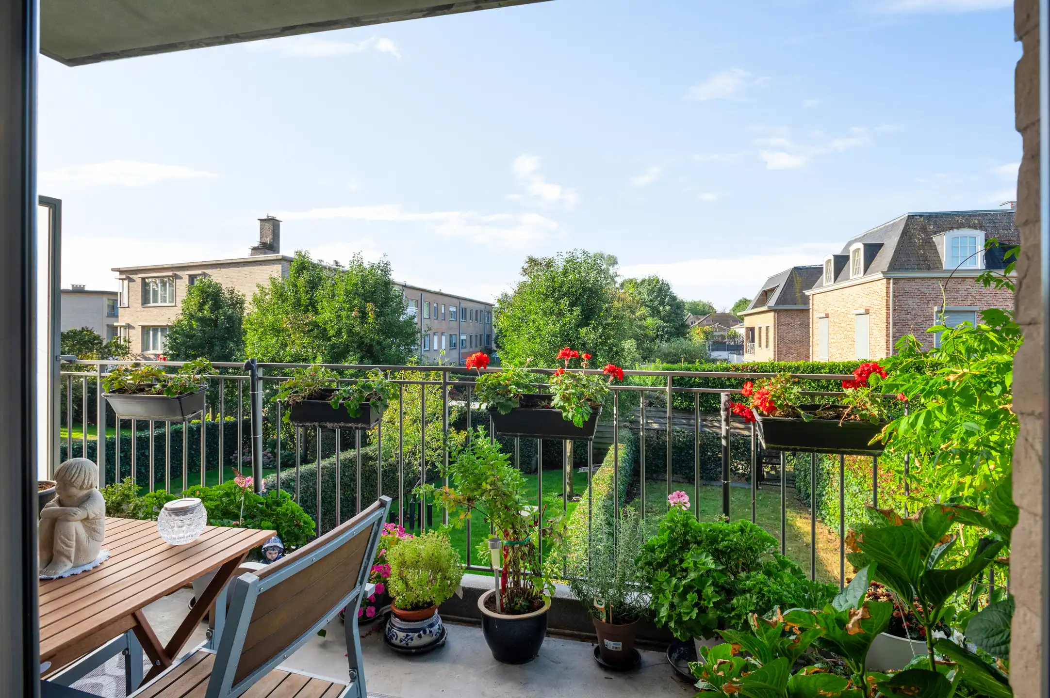 Recent twee-slaapkamer appartement met terras en garage foto 3